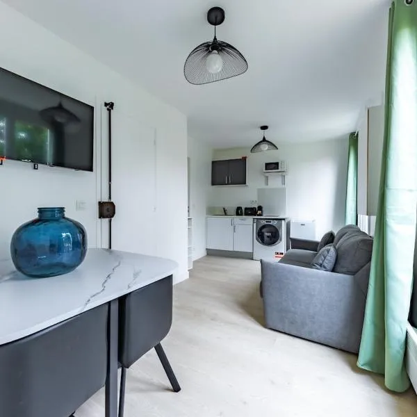 Spacious 1-Bedroom Apartment for 4, 15 min from Gare de Lyon, 3-Star Comfort, Hotel in Charenton-le-Pont