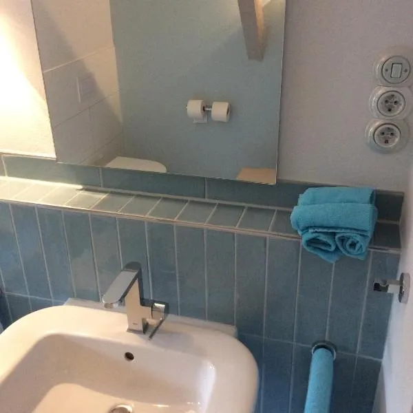 Blaues Zimmer -keine Küche- mit grossem Balkon, Bad ist ein Traum, nur 50 Schritte zum Radweg am Main, hotel en Mainstockheim