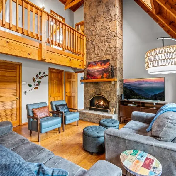 Family Cabin w Private Hot Tub- Game Rm- Disc Golf- Pets, hotell i Gatlinburg