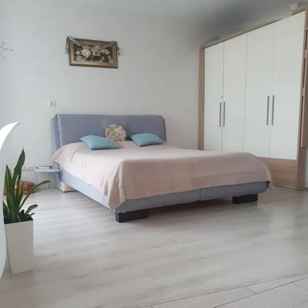 Уютная квартира с дизайнерським ремонтом, hotelli kohteessa Irpin