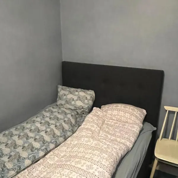 Cheap Apartment near airport with included parking, washer and dryer Always Ready Finhaugveien 5, hotel em Evenesmarkja