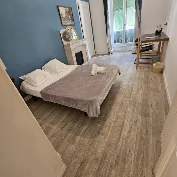 superbe chambre plein centre Nice climatisé direct aéroport via tram, hotel v Nice