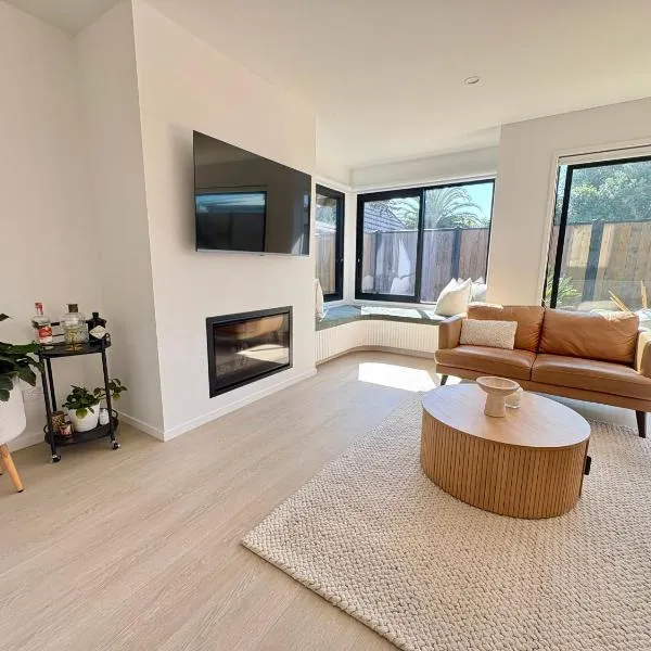 Brand New Designer Coastal Retreat, хотел в Тауранга