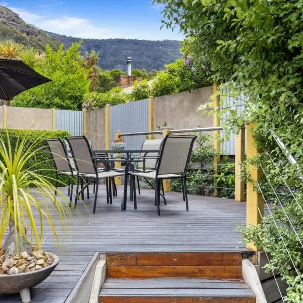 Luxury Spa Villa - Mountain Views Right in Town!, Hotel in Halls Gap