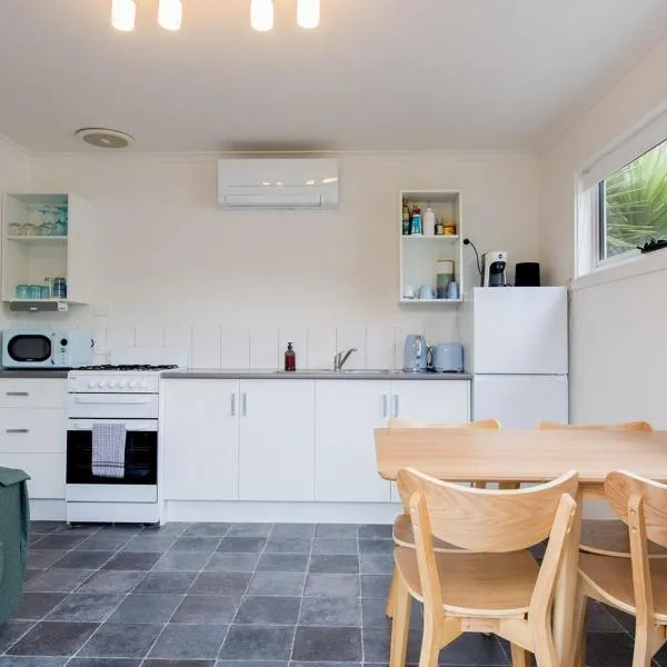 Bungalow at the Beach - footsteps to the shore, Hotel in Coronet Bay