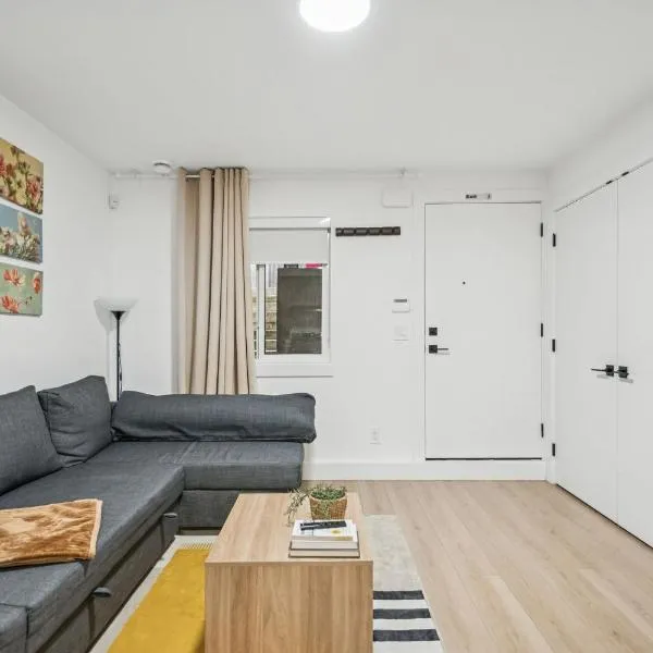 NEST- Modern 2BR Basement Retreat in South Surrey, hotel sa Surrey