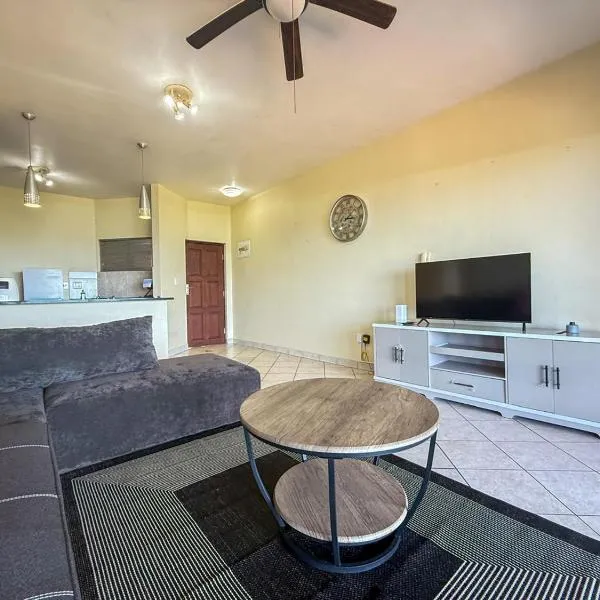 28 Breaker View 3-bedroom beach apartment, хотел в Дърбан