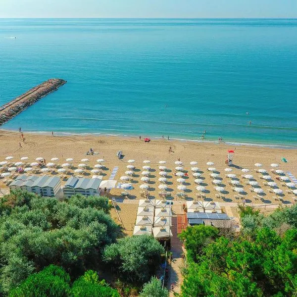 Albatross Mobile Homes on Portofelice Camping Village, готель у місті Ераклеа