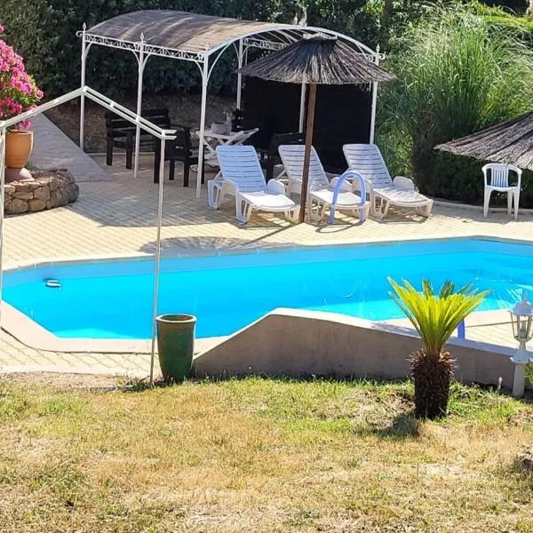 15mn de Cannes, Villa la Soleiade , Gites , type T2, clim, piscine, parking au Lac de Saint-Cassien VAR, hotel a Montauroux