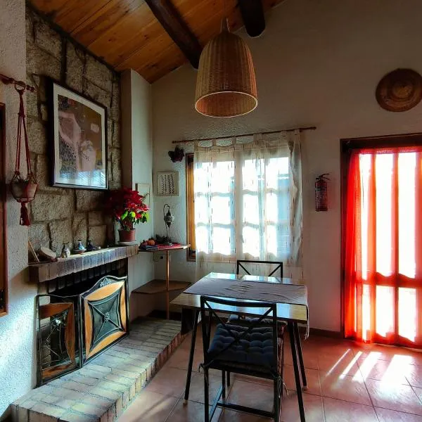 El Roserar Cabaña de Madera y Caravana Vintage Parque Natural del Montseny, hotel u gradu 'Montseny'