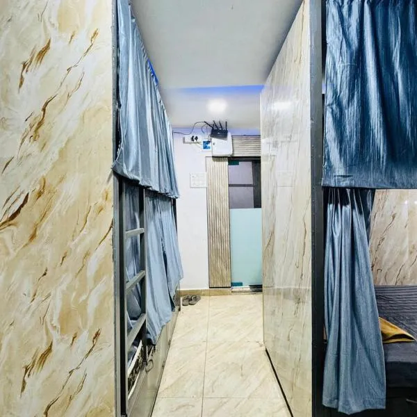 Blue Top Dormitory Near International Airport T2 Mumbai photo 2
