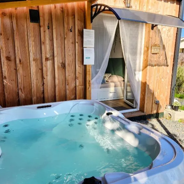 Chalet Cosy avec option Jacuzzi, hotel en Saint-Genès-de-Fronsac