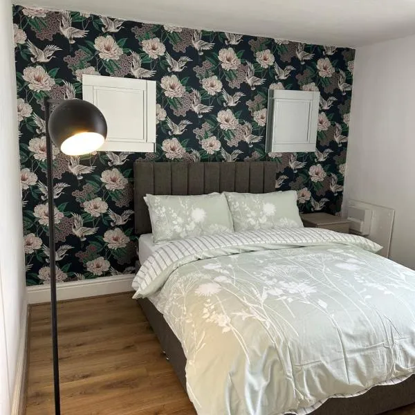 Double bed room like a hotel room with share toilet, viešbutis mieste Haidas