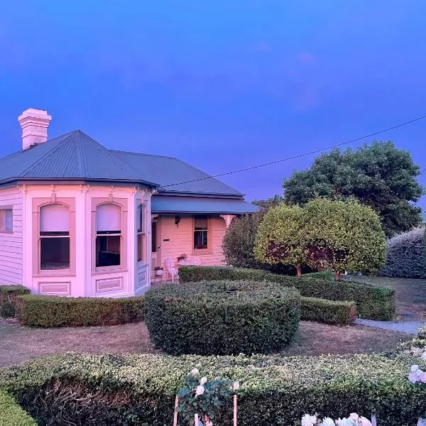 Heritage Guest House with Ocean Views & Gardens, Hotel in Ulverstone