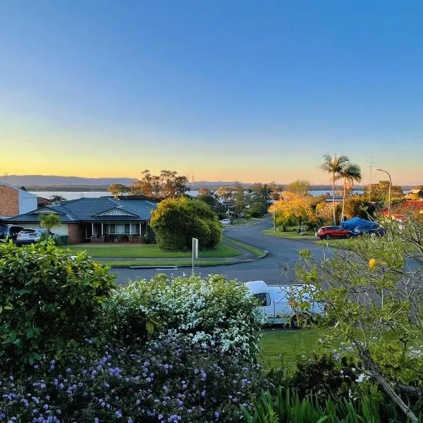 Sunny Lakeview Lodge- Perfect for Family & Friends, hotell sihtkohas Bonnells Bay