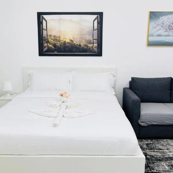 Q04 Luxury studio with balcony near bus stop, hotel in Dubai