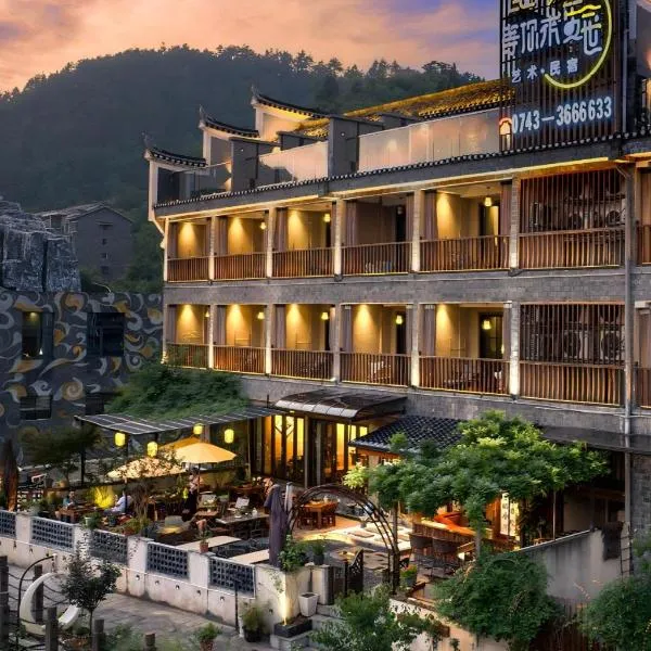 Phoenix San San Homestay-Located in Phoenix Ancient Town-all room types offer river views-One free high-speed train pick-up service-with butler-style service-Free exquisite afternoon tea, hotel em Fenghuang