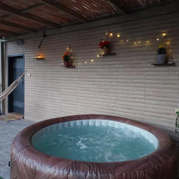 אצלנו בחצר - צימר למשפחות ולזוגות בדרום ים המלח, hotel em Neʼot HaKikar