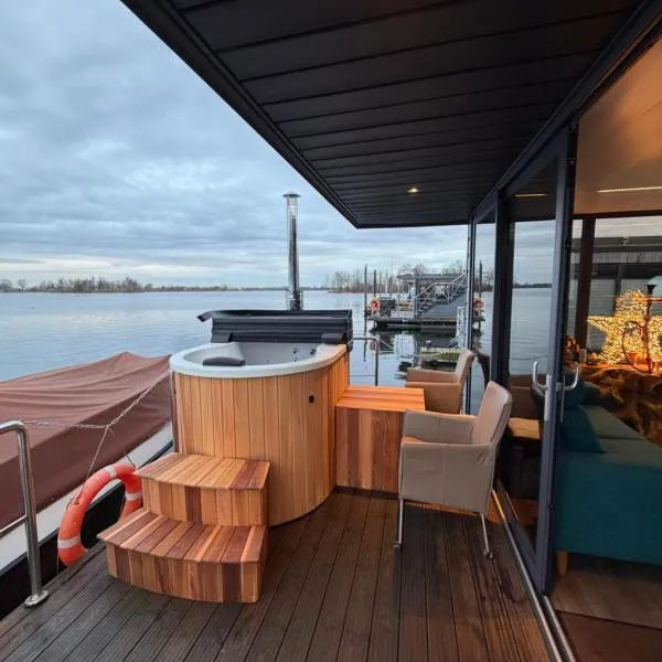 Exclusieve Houseboat La Mare 12 x 5 meter met sauna en hottup, hotel in Maasbommel