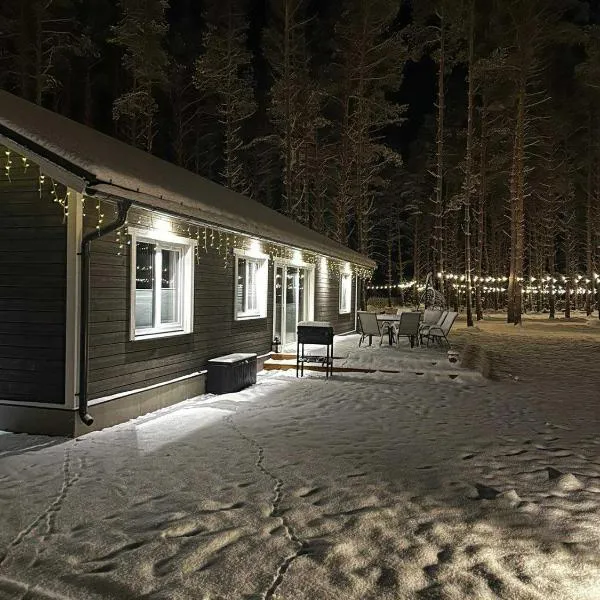 Viesnīca Reigi Holiday Home, Hiiumaa with Nordic HotTub & Sauna pilsētā Reigi