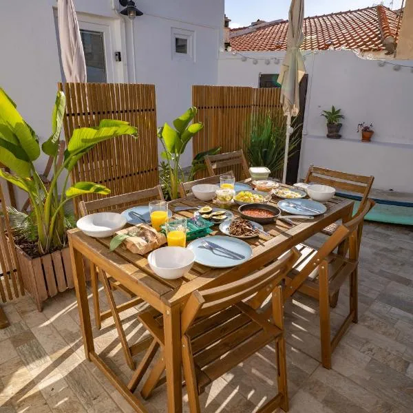 Modern Old Town House with Sunny Terrace, ξενοδοχείο σε Vila do Bispo