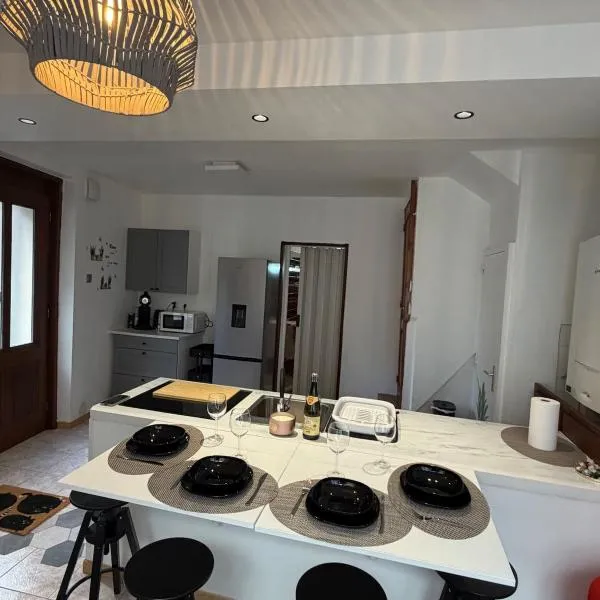 Maison de ville cosy 2 chambres et bureau, Hotel in Bolbec