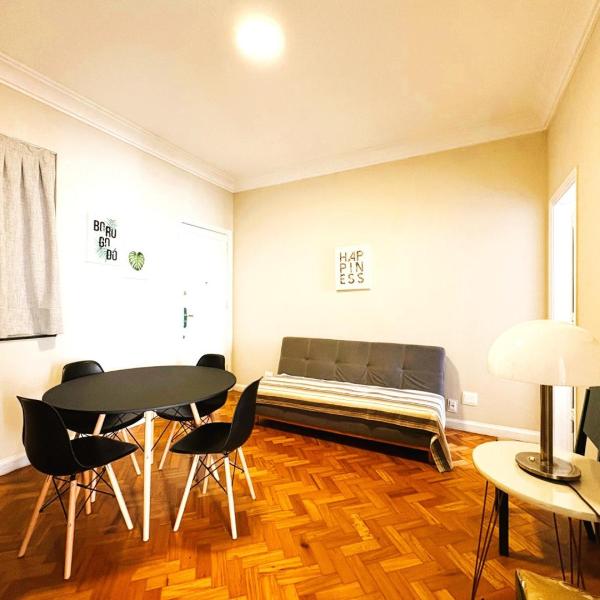 Apartamento com Dois Quartos na Orla de Copacabana
