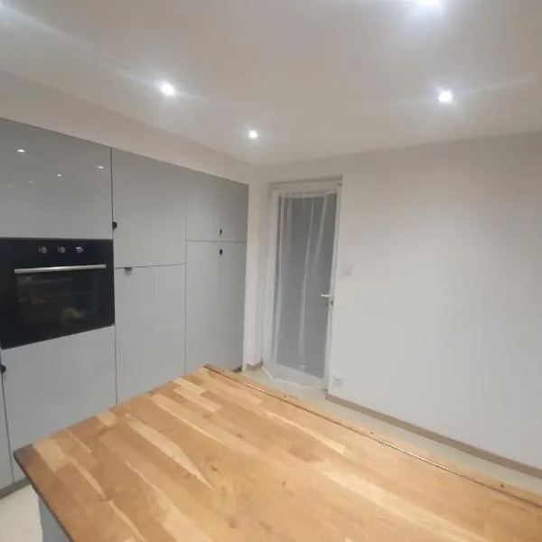 Appartement cosy avec parking privé, hotel i Saint-Priest