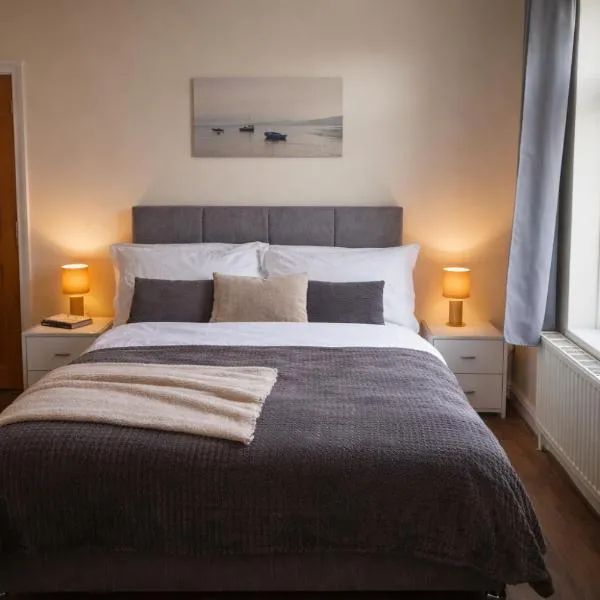 Evo C - 2 Bed Apartment 2 Min Walk to Station - longer stays available，格雷夫森德的飯店