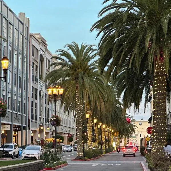 Santana Row Garden Retreat Private Executive Residence with Koi Pond and Waterfall Walk to Santana Row Valley Fair Dining and Shopping Private Entrance, hotelli kohteessa San Jose