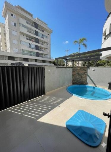 Apartamento terreno com piscina a 350 mts da praia
