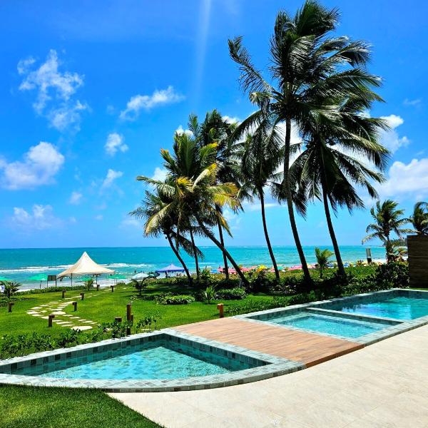Pé na areia em frente às piscinas naturais de Carneiros com varanda, piscina borda infinita, cama queen, cozinha, Wi-Fi, estacionamento e recepção 24h - Foto 2
