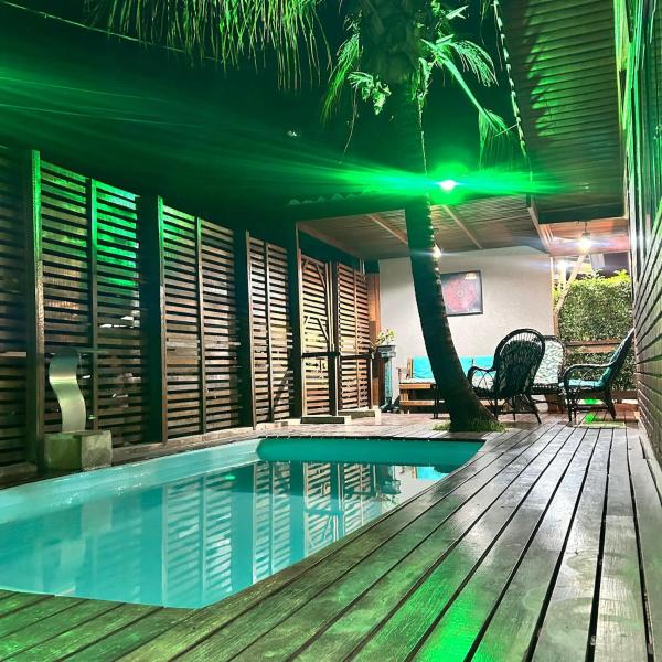Chalé com PISCINA Privativa, com 2 QUARTOS, ESTACIONAMENTO em Condomínio com PORTARIA 24h, Sauna, Quadras, 3 PISCINAS no condomínio, Pesca e Parquinho Infantil - SmarTV na sala de estar, TV na área CHURRASQUEIRA, Wi-Fi e Cozinha Completa
