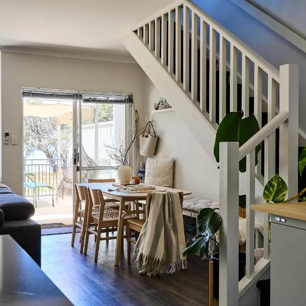 Water's Edge 4x4 Townhouse, готель у місті Falcon