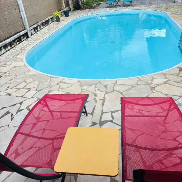 Sermie T4 à kourou avec piscine，庫魯的飯店