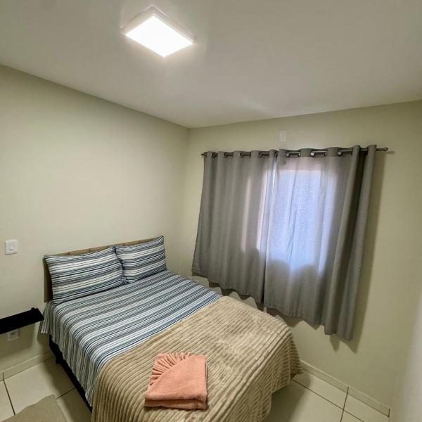 Apartamento 2 Quartos - Ar Condicionado nos Quartos - Smart TV - Elevador - Condomínio Fechado - 1 Cama Casal - 2 Camas de Solteiro com Auxiliar - Cozinha Completa - Estacionamento Gratuito - Foto 2