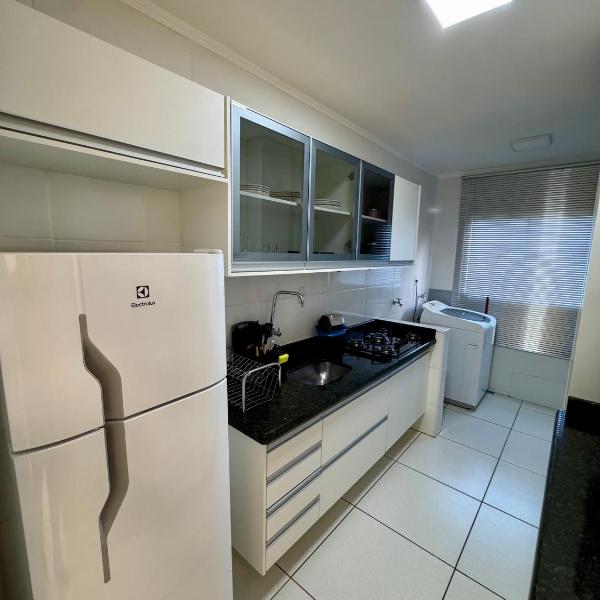 Apartamento 2 Quartos - Ar Condicionado nos Quartos - Smart TV - Elevador - Condomínio Fechado - 1 Cama Casal - 2 Camas de Solteiro com Auxiliar - Cozinha Completa - Estacionamento Gratuito - Foto 4
