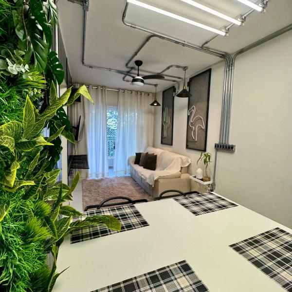 Apartamento 2 Quartos - Ar Condicionado nos Quartos - Smart TV - Elevador - Condomínio Fechado - 1 Cama Casal - 2 Camas de Solteiro com Auxiliar - Cozinha Completa - Estacionamento Gratuito