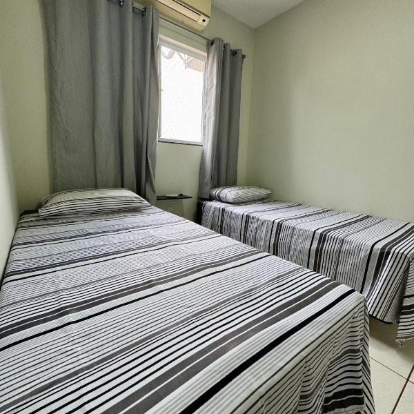 Apartamento 2 Quartos - Ar Condicionado nos Quartos - Smart TV - Elevador - Condomínio Fechado - 1 Cama Casal - 2 Camas de Solteiro com Auxiliar - Cozinha Completa - Estacionamento Gratuito - Foto 5