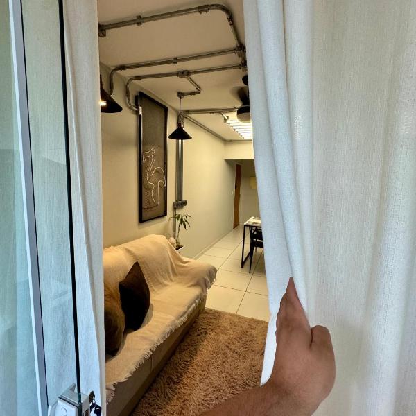 Apartamento 2 Quartos - Ar Condicionado nos Quartos - Smart TV - Elevador - Condomínio Fechado - 1 Cama Casal - 2 Camas de Solteiro com Auxiliar - Cozinha Completa - Estacionamento Gratuito - Foto 3