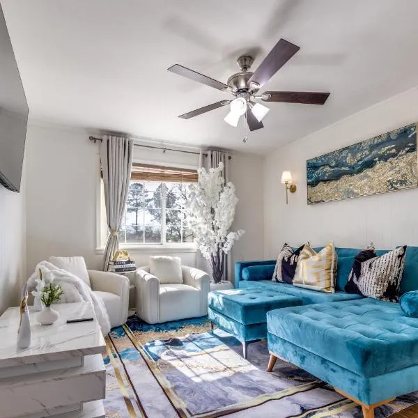 The Homestead Luxury Cozy 2BR Apartment in Nacogdoches Near SFA University and Downtown Pet Friendly Business Ready Extended Stays Welcome with Self Check In High Speed WiFi Full Kitchen In Unit Laundry Private Parking and Quiet Comfort, hotel di Nacogdoches
