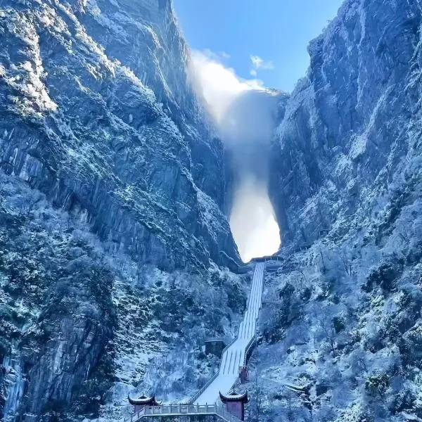 Tianmen Summit Hotel-Near the LiShui River-Free pick-up, Hotel in Zhangjiajie