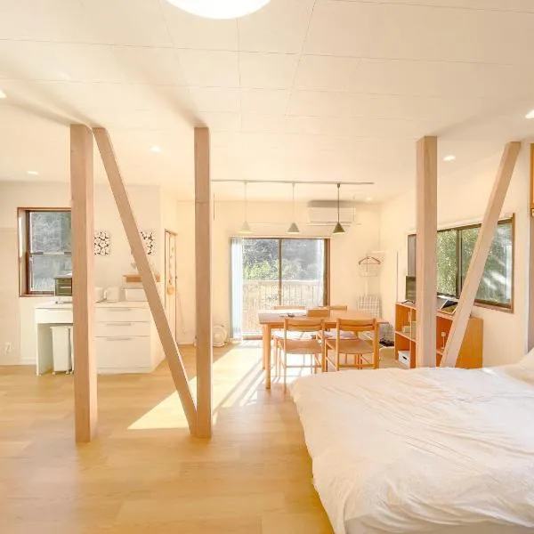 川の音を聴きながら非日常体験を-伊豆の川辺に佇む小さなアパート-一人旅歓迎, hotel u gradu Izu