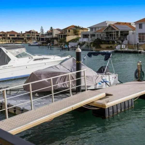 Canal-Front Private Jetty Walk to Beach, hotell i Wannanup