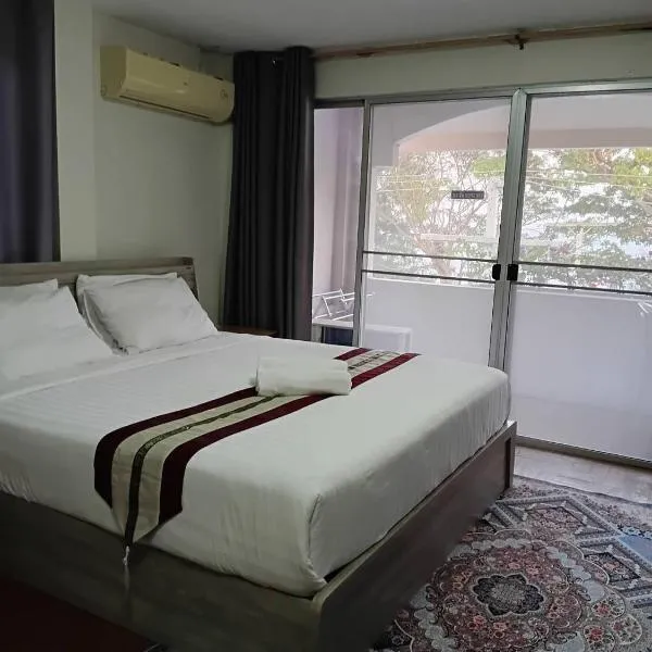 Beachfront Hotel Cha Am, hotel in Cha Am