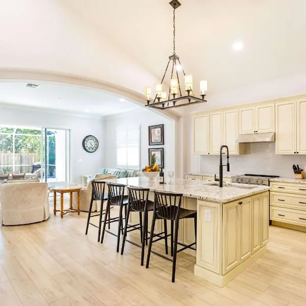 Imola Vacation Rental - Remodeled Pool Home Minutes from Vanderbilt Beach! Family-Friendly Retreat with 4 BR 4 BA and Private Screened Pool!, hôtel à Naples