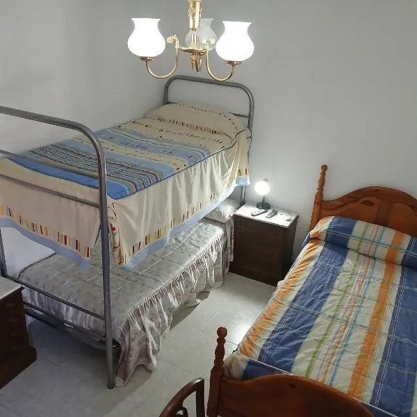 Habitacion Privada Triple Individual Toledo, hotel di Toledo