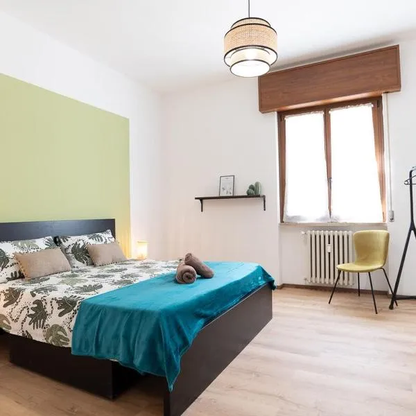 Three bedroom Central flat Near train station, hotel sa Como