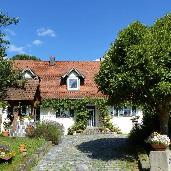 Liebevoll restauriertes Bauernhaus: Heilsbronn şehrinde bir otel