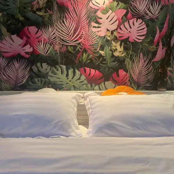 家庭房Family rooms for 4 to 5 people with a terrace are located near KSL Shopping Centre and Palaz Pelangi adjacent to the Johor-Singapore First Link The room is equipped with one 190cm king bed and two 120cm single beds Free pick up and drop off, отель в Джохор-Бару